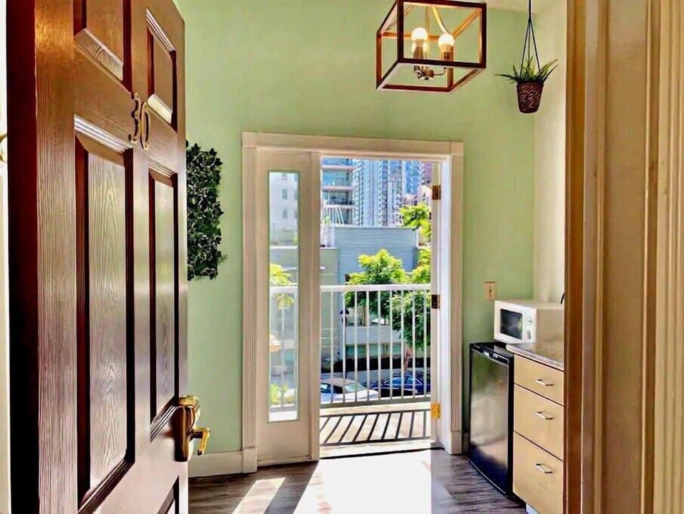 Economy Room | Individually decorated, individually furnished, desk, laptop workspace