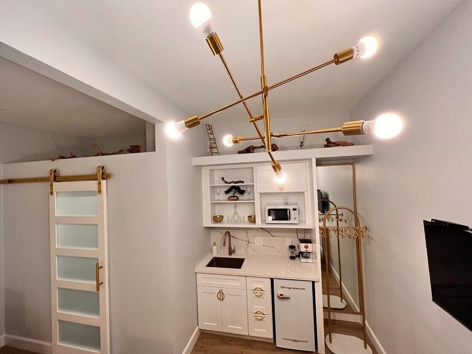 Premium Room, 1 Queen Bed | Individually decorated, individually furnished, desk, laptop workspace