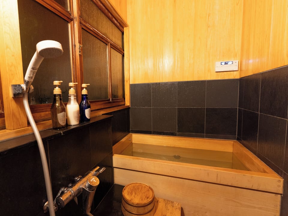 Deluxe Quadruple Room | Bathroom | Free toiletries, hair dryer, towels, soap