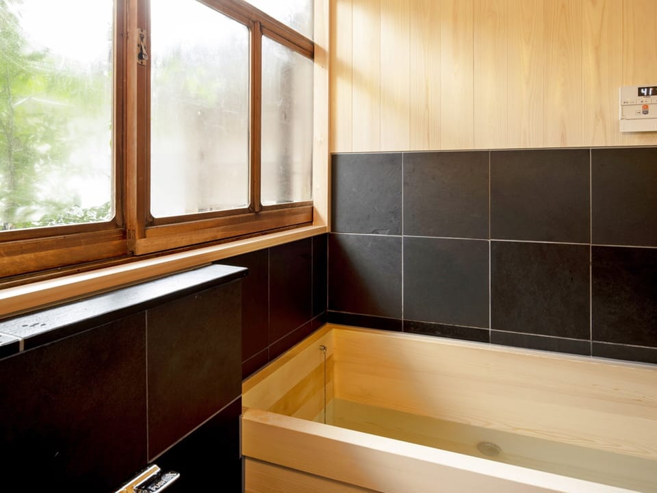 Deluxe Quadruple Room | Bathroom | Free toiletries, hair dryer, towels, soap