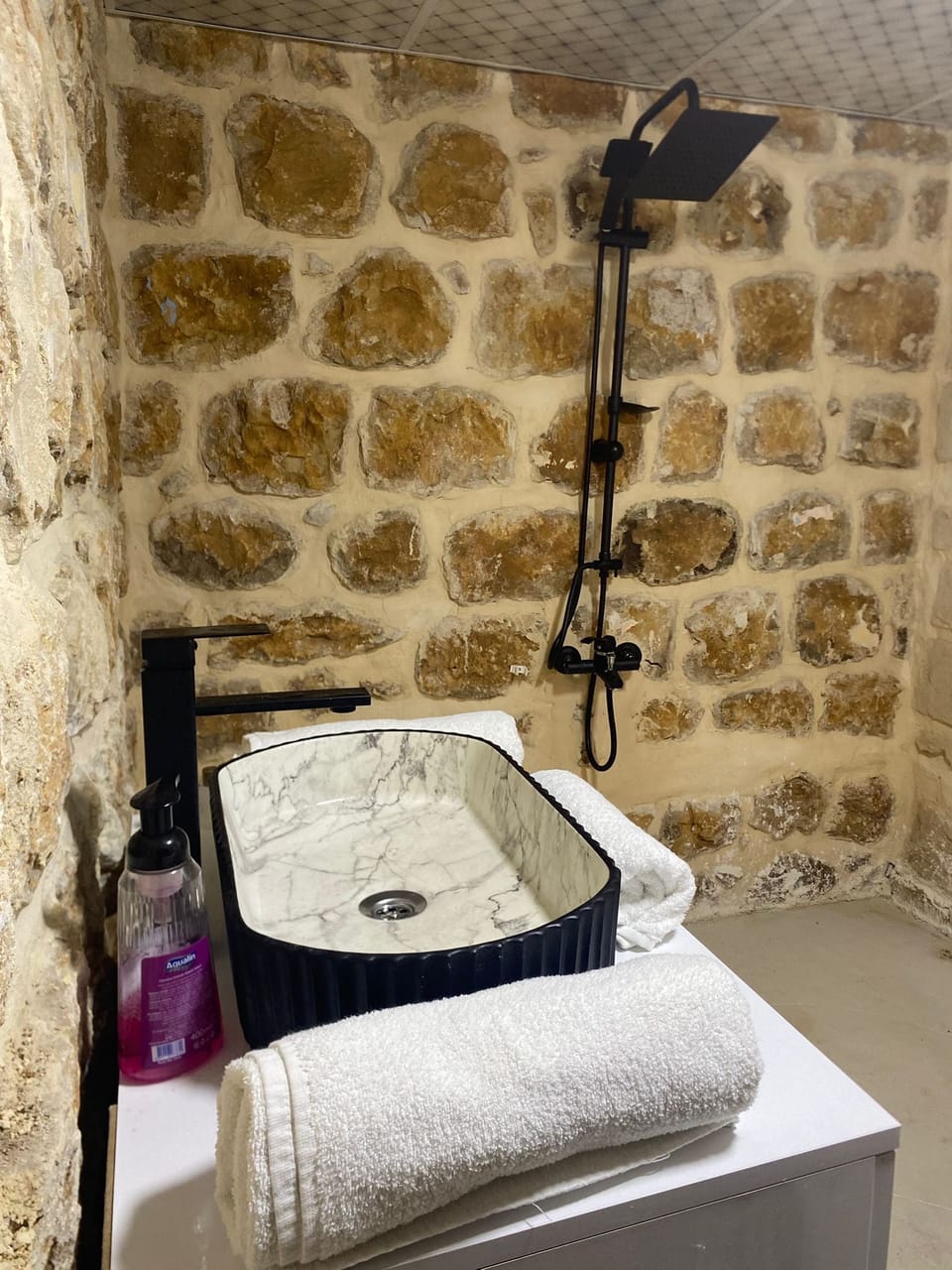 Triple Room | Bathroom | Shower, rainfall showerhead, hair dryer, towels