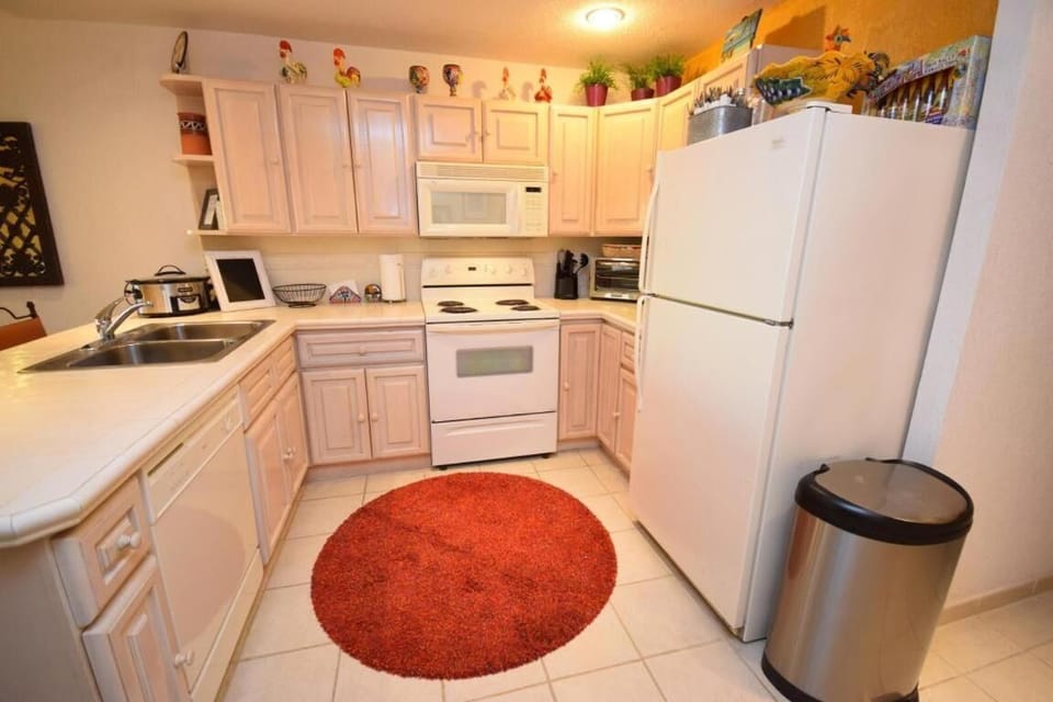 Deluxe Condo | Private kitchen
