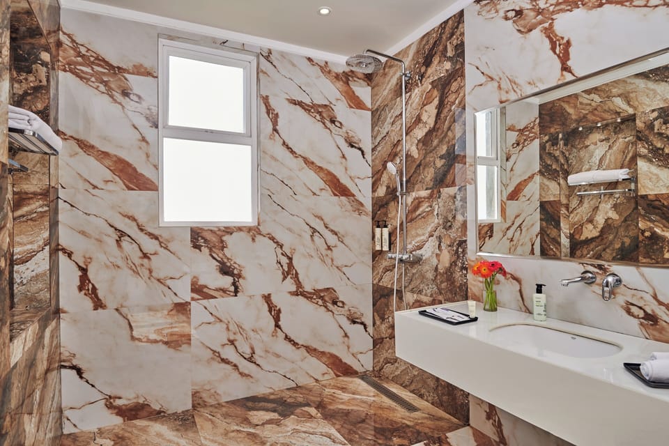 Shower, rainfall showerhead, free toiletries, hair dryer