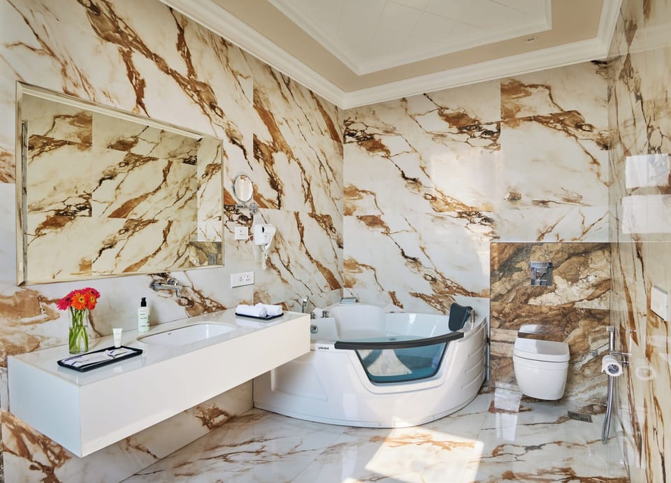 Shower, rainfall showerhead, free toiletries, hair dryer