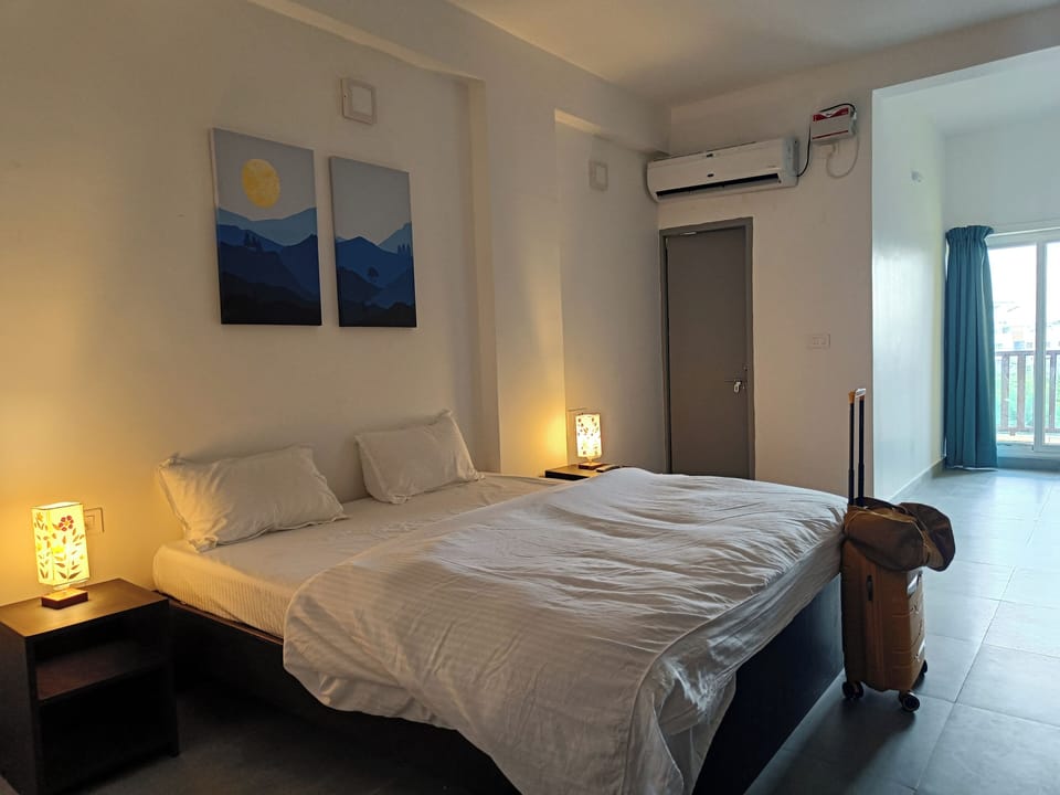 Premium Studio, Balcony, City View | Desk, laptop workspace, soundproofing, bed sheets