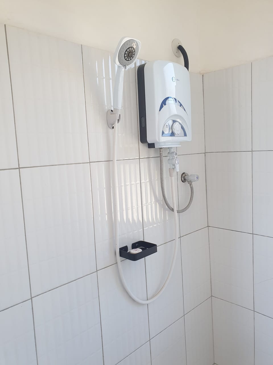 Shower, free toiletries, slippers, bidet