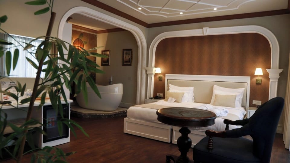 Royal Room | Egyptian cotton sheets, premium bedding, down comforters