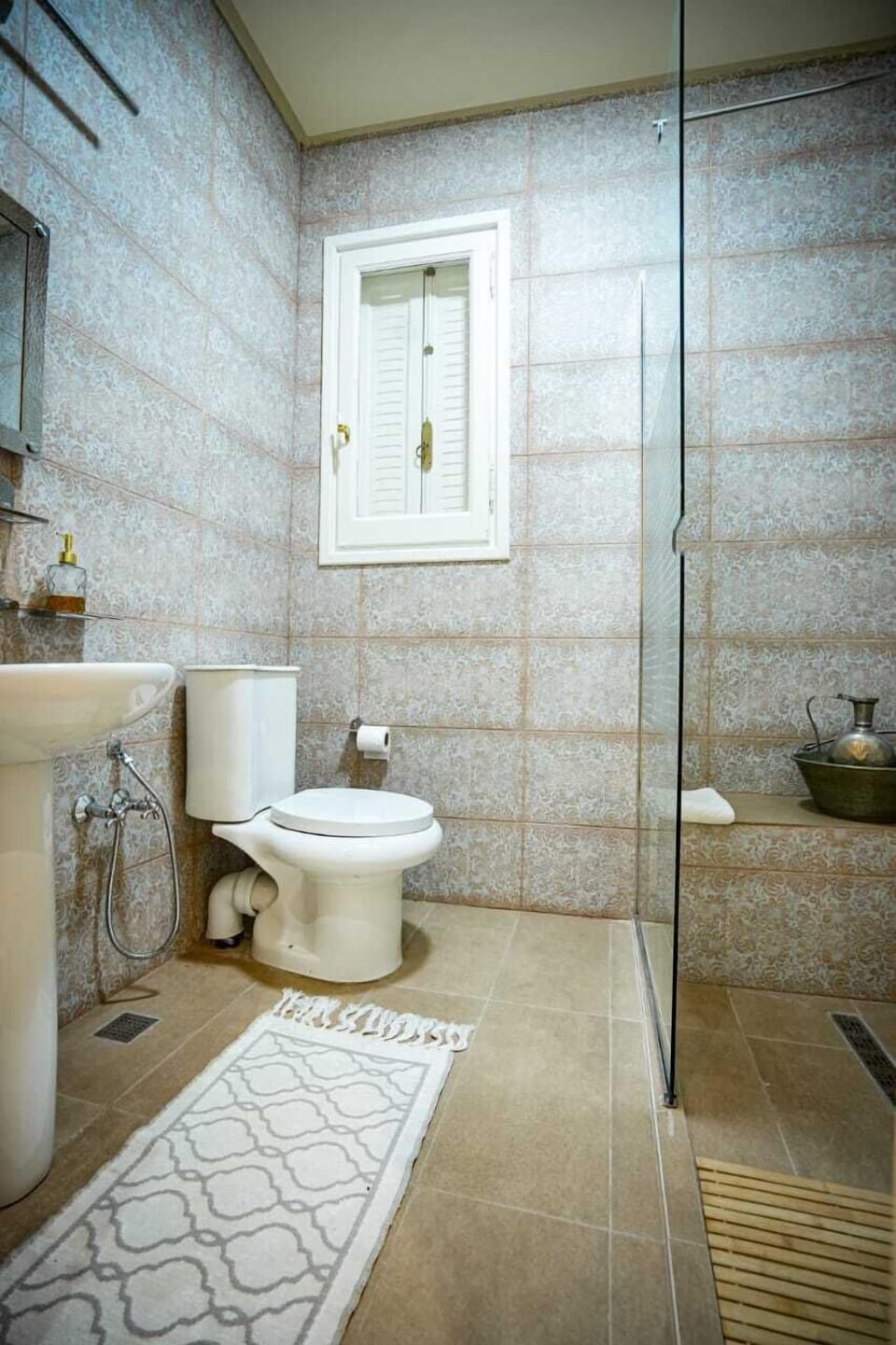 Luxury Room | Bathroom | Shower, rainfall showerhead, towels