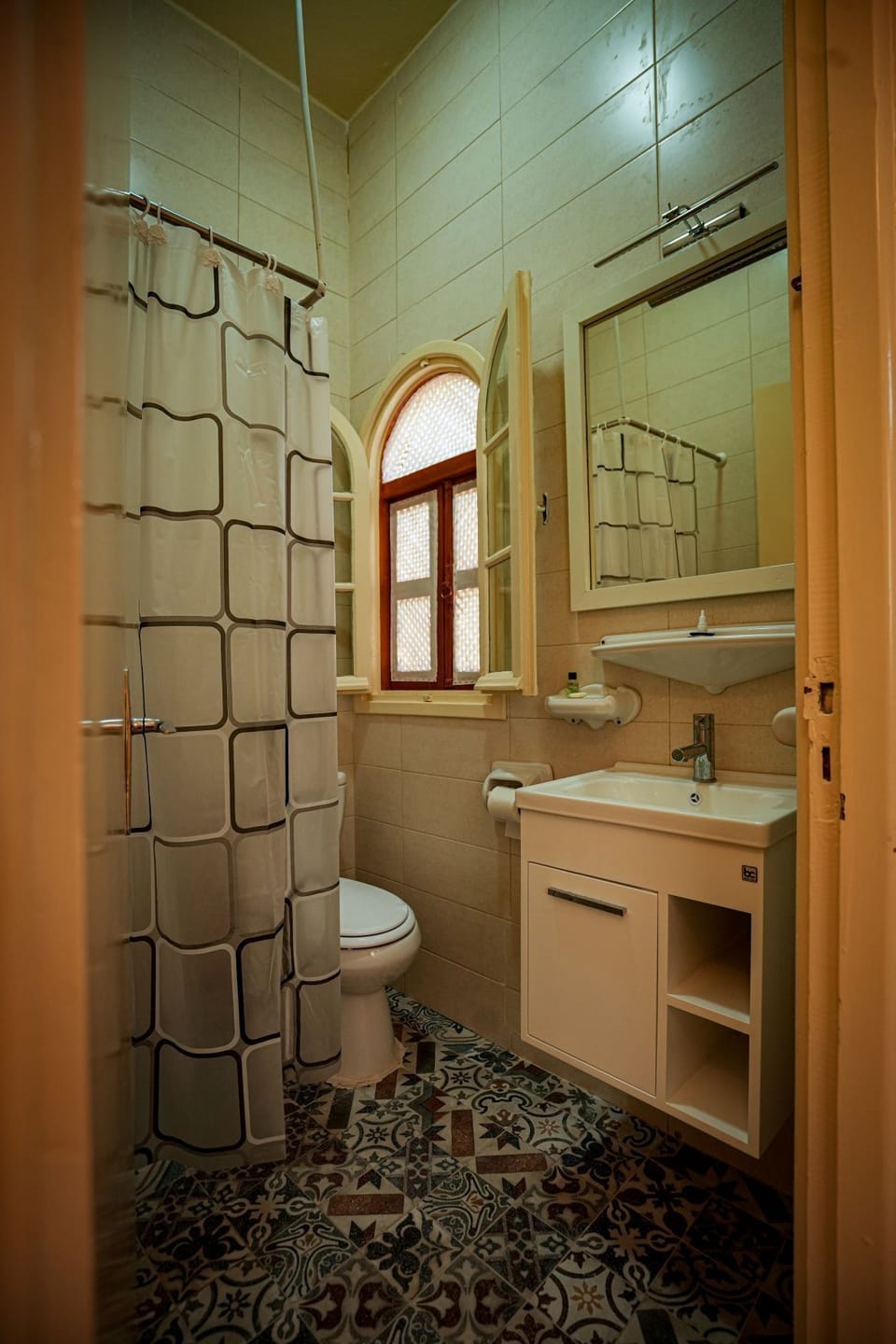 Comfort room Sayeli | Bathroom | Shower, rainfall showerhead, towels