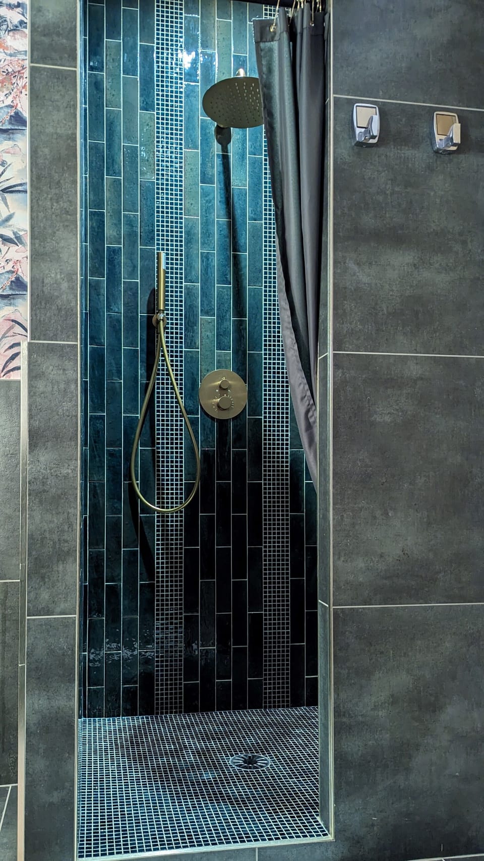 Deluxe Room | Bathroom | Hair dryer, towels, soap, shampoo