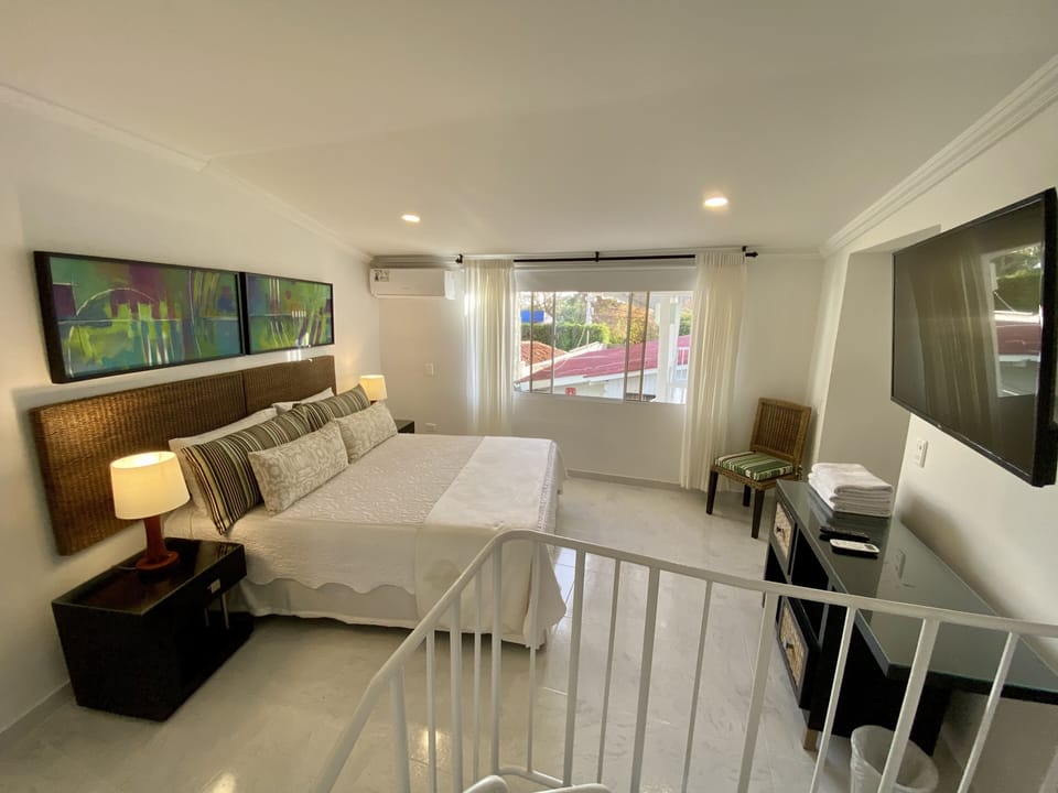 Duplex | Desk, free WiFi