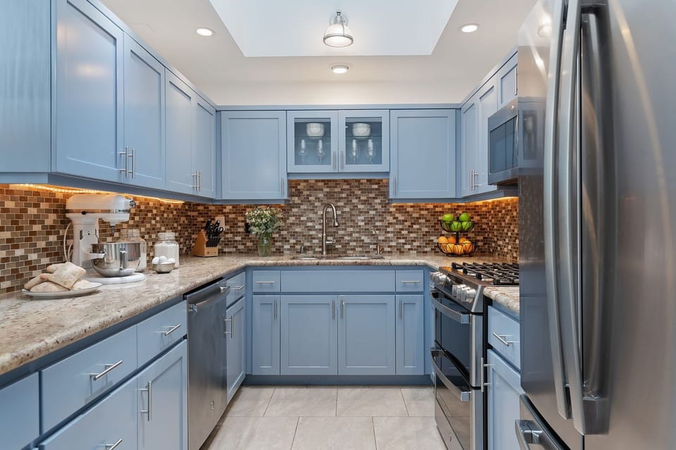 Spacious kitchen with plenty of counterspace!