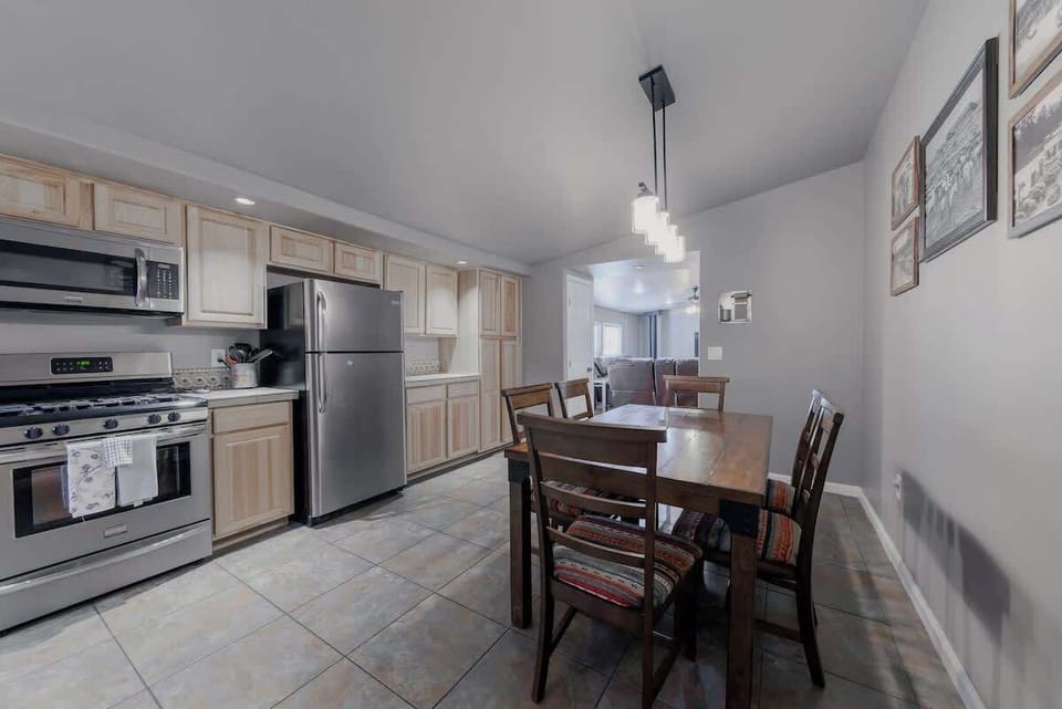 Fully stocked kitchen with family dining table — ideal for cooking, meals & game nights.