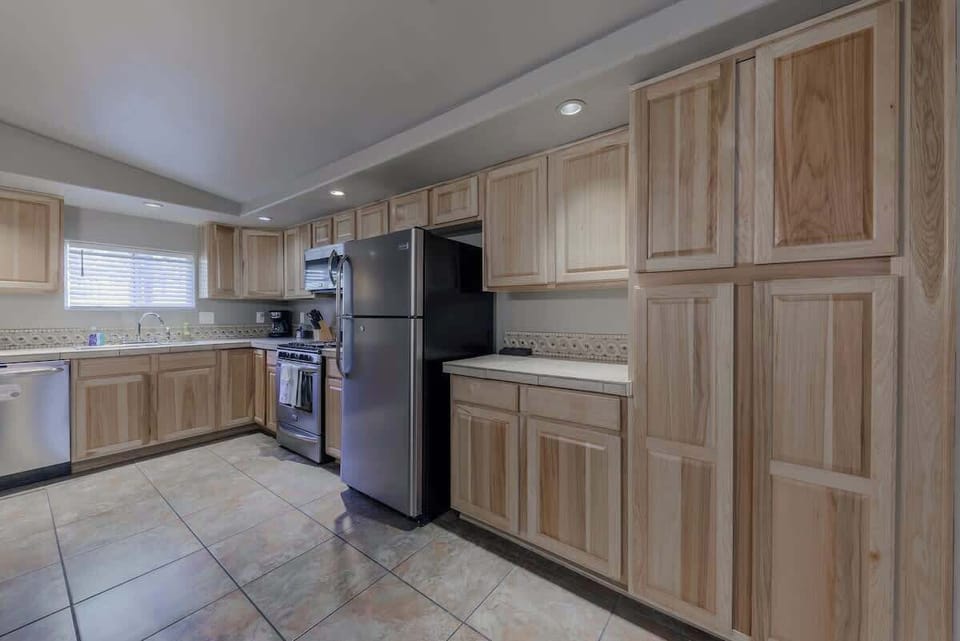 Fully stocked kitchen with family dining table — ideal for cooking, meals & game nights.