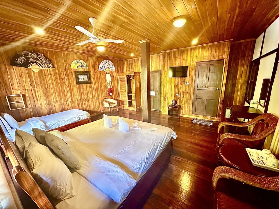 Suite | Premium bedding, pillowtop beds, desk, laptop workspace