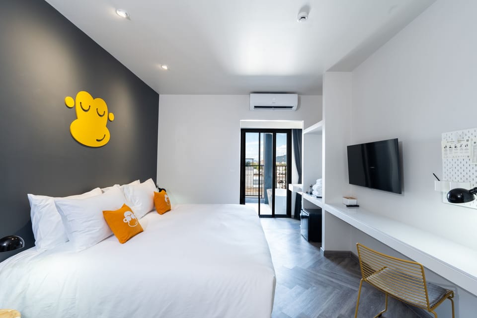 Deluxe Double Room, Bathtub | Premium bedding, in-room safe, desk, blackout drapes