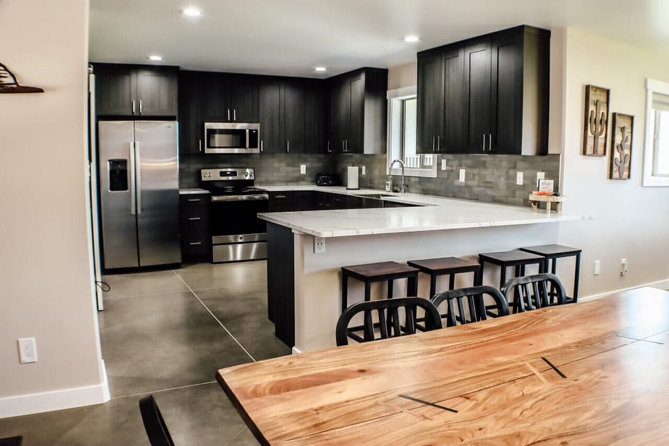 Breakfast bar and kitchen