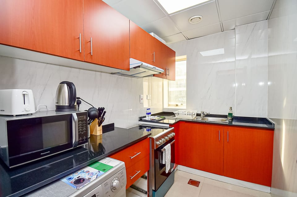 Full-size fridge, microwave, oven, stovetop