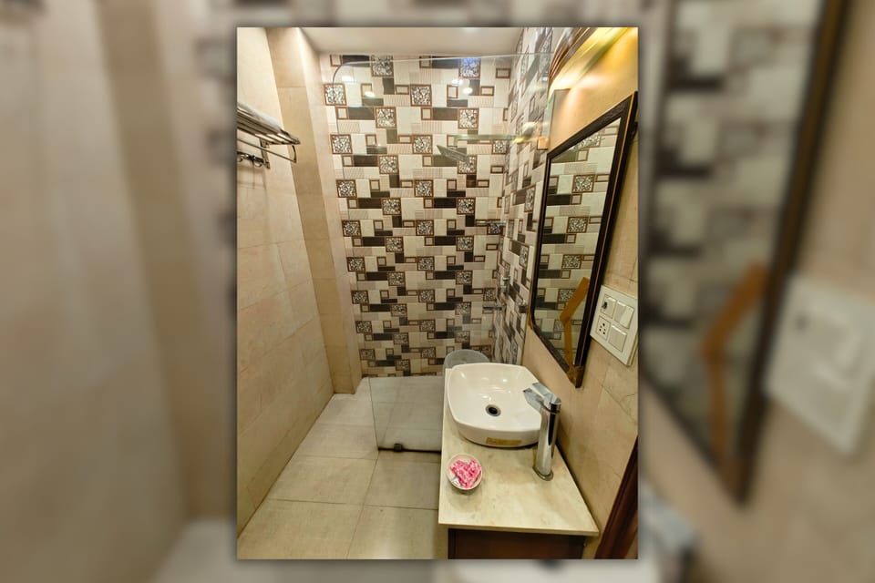Deluxe Room | Bathroom | Shower, free toiletries, bathrobes, slippers