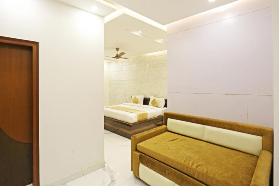 Premium bedding, in-room safe, desk, laptop workspace