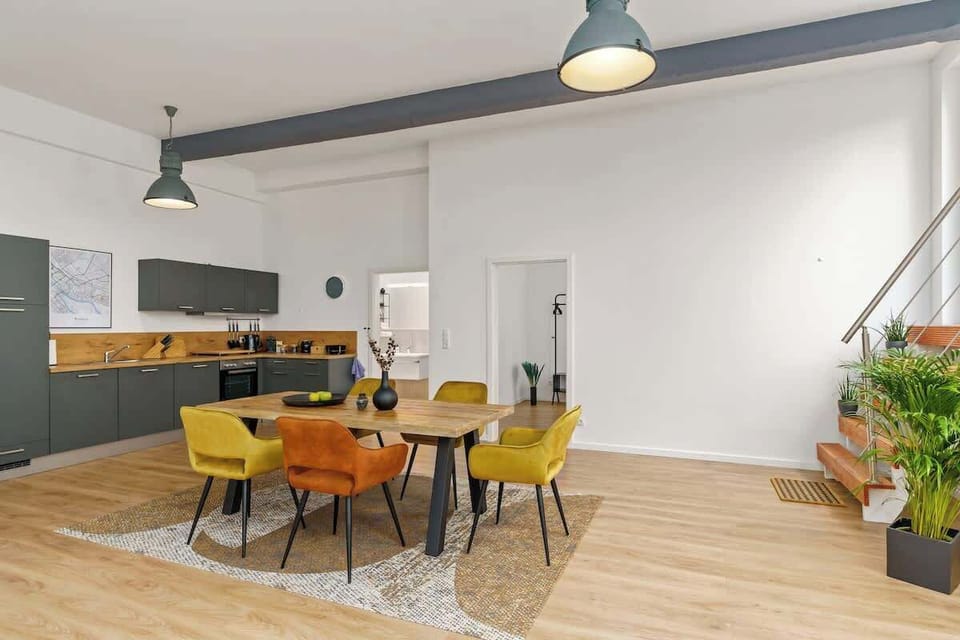 Vom zentralen Wohnbereich gehen Schlafzimmer, Terrasse und Badezimmer ab.