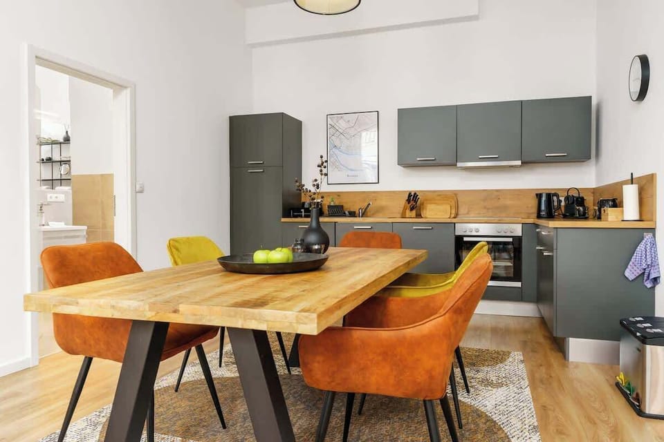 Der Esstisch aus massivem Mangoholz bietet Platz für 6 Personen (falls noch Besuch aus Loft 1 kommt...).