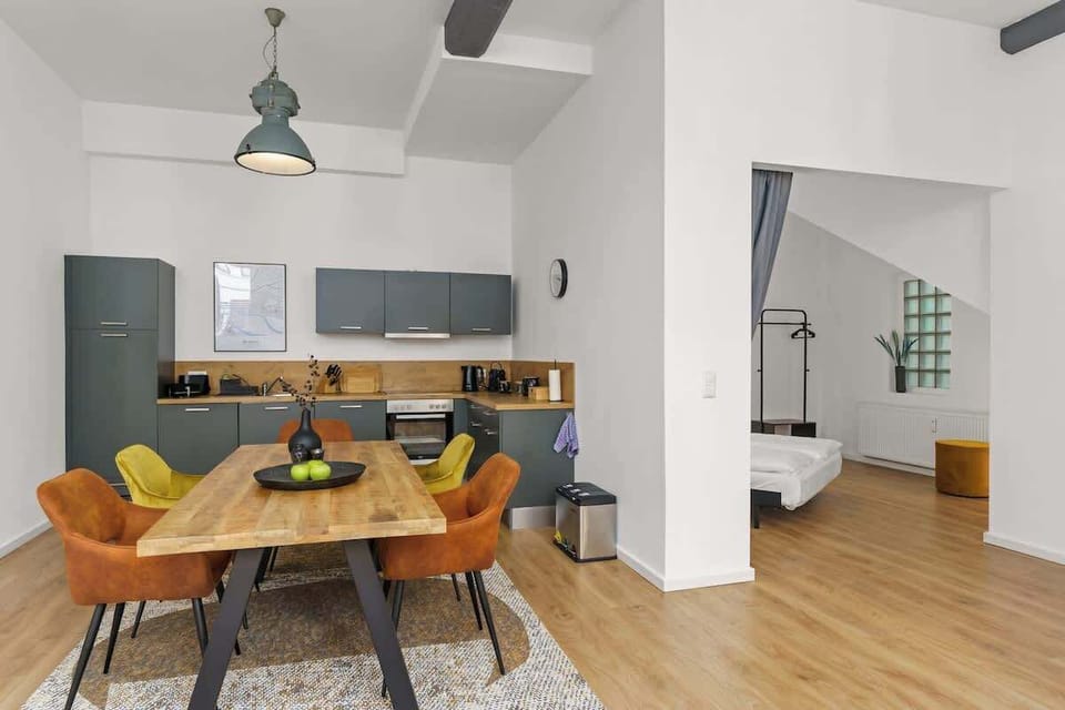 Typischer Loft-Charakter mit offenem Schlafbereich.