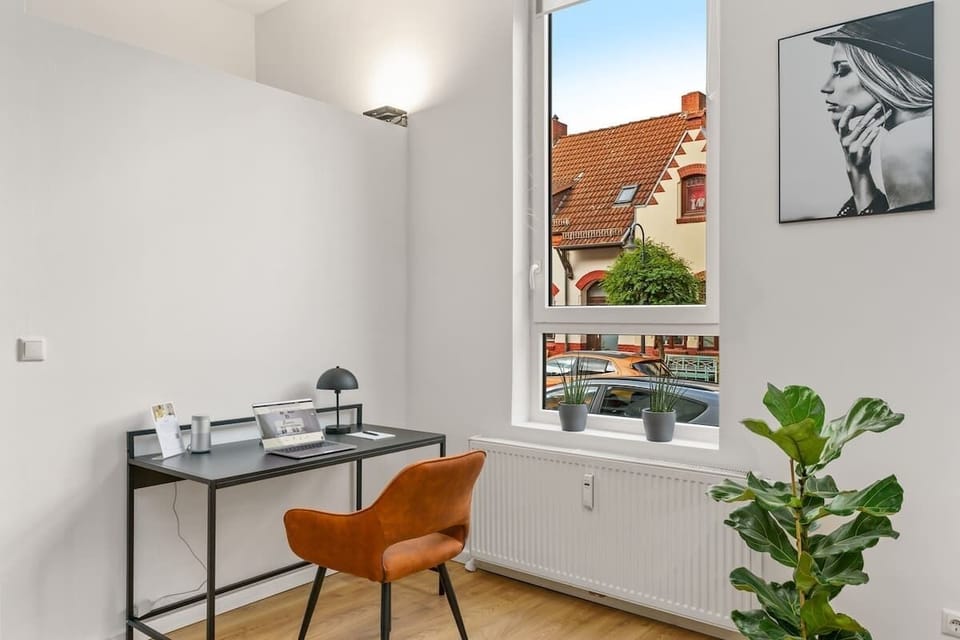 An deinem Arbeitsplatz findest du Ladekabel für Android- oder iPhone-Geräte, inkl. Bluetooth-Lautsprecher. Die Unterkunft verfügt über ein Hochgeschwindigkeits-WLAN von 300 Mbit/s