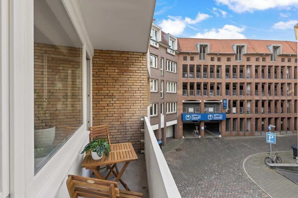 Direkt gegenüber der Unterkunft befindet sich das Parkhaus "Am Dom" - hier kannst du für 12 € pro Tag dein Auto sicher unterstellen. Inkl. Ladesäule für E-Autos.