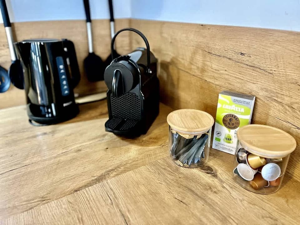 Eine Auswahl von kostenlosen Kaffee- und Teeprodukten steht für dich bereit.