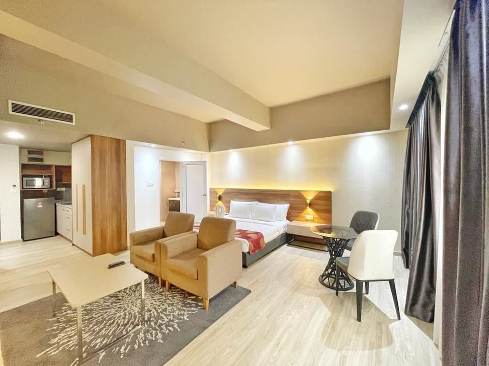 Executive Studio, 1 King Bed, City View | Hypo-allergenic bedding, individually furnished, desk, laptop workspace