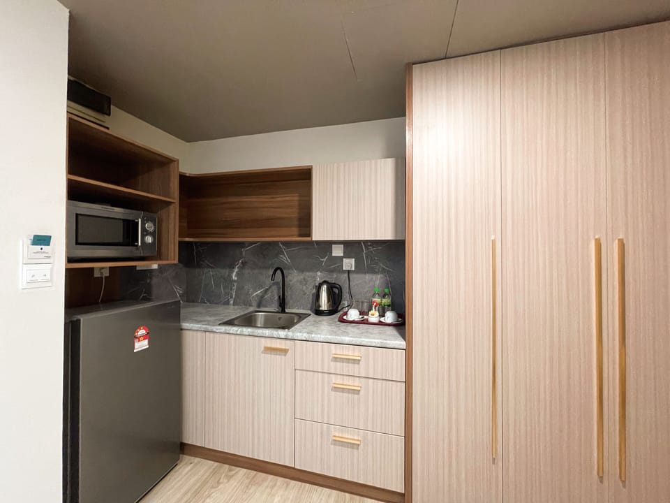 Executive Studio, 1 King Bed, City View | Private kitchen | Fridge, cookware/dishes/utensils