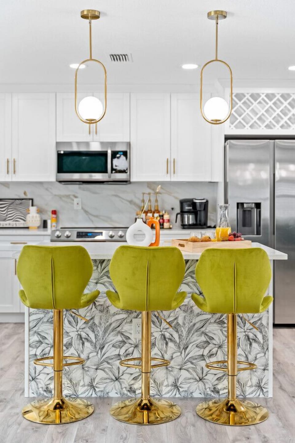 Enjoy breakfast in the modern kitchen!