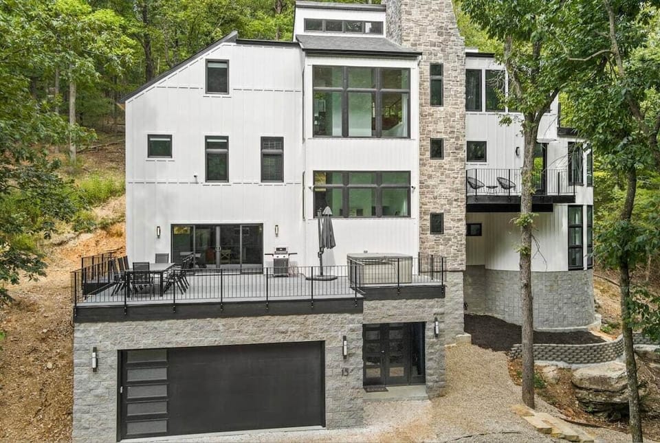 Rocky Summit is your ideal destination for a relaxing and convenient escape, where you can enjoy the natural beauty of Beaver Lake.