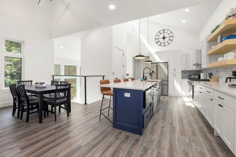 This space features beautiful views, plush seating, a 55-inch Smart TV, a gas fireplace, and a dining table for 6.