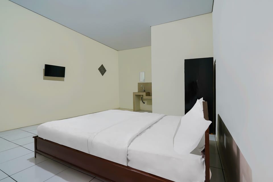 Standard Double Room | Laptop workspace, free WiFi, bed sheets