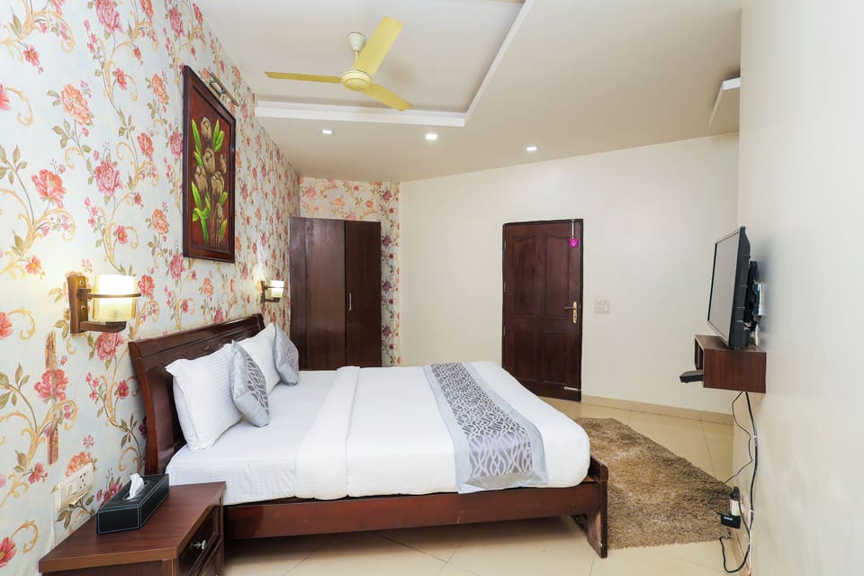 Deluxe Suite | Egyptian cotton sheets, premium bedding, memory foam beds, in-room safe