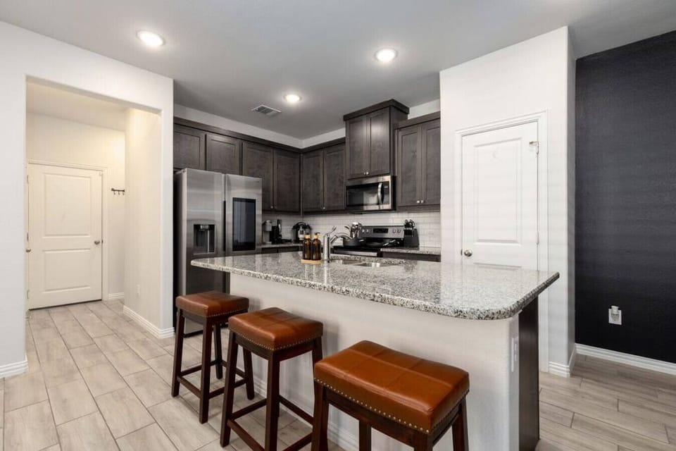 Luxurious getaway with an open kitchen overlooking the stunning outdoor views