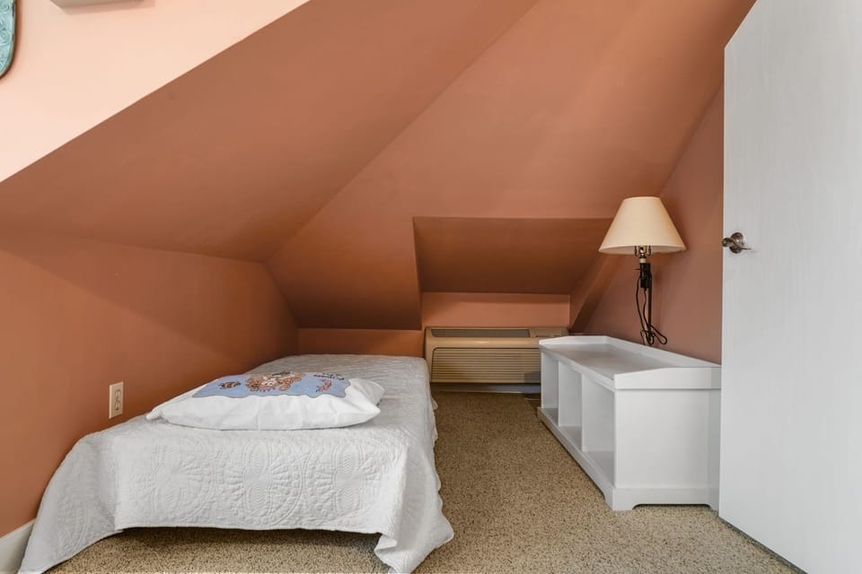 Second Level | Bedroom 4 | Queen | Two Twin