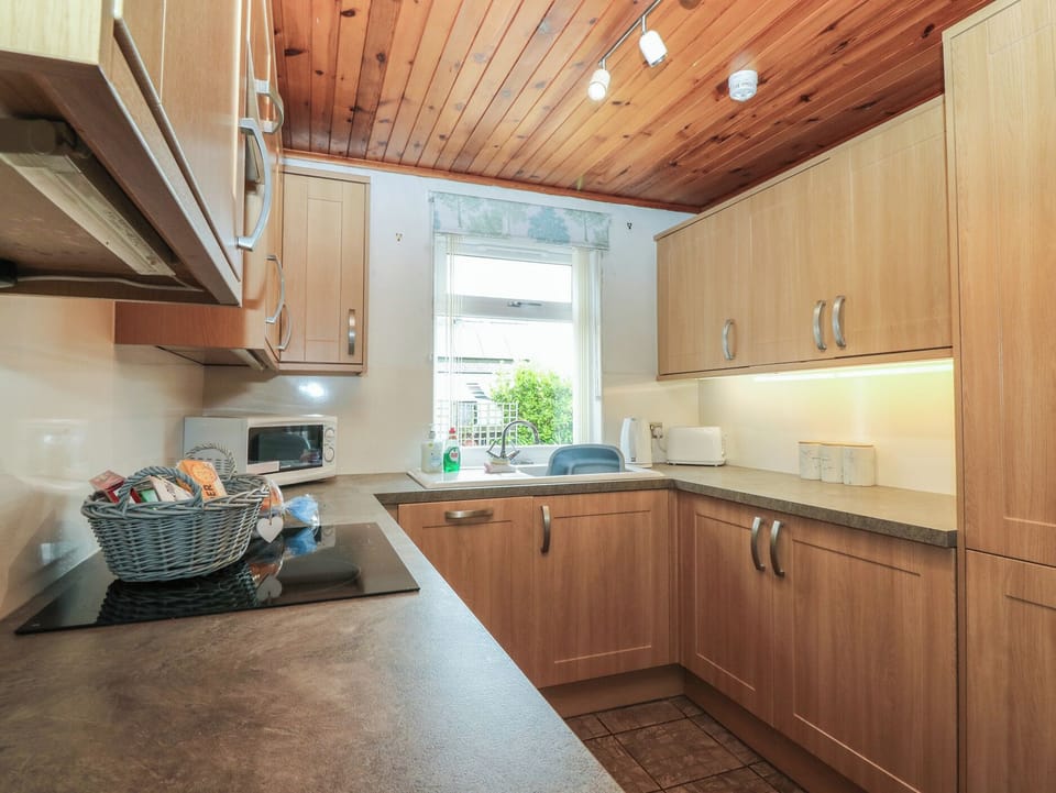 Cottage | Private kitchen | Fridge, electric kettle, toaster, cookware/dishes/utensils