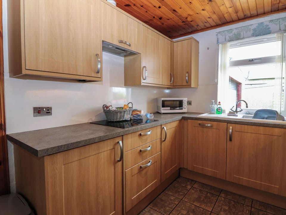 Cottage | Private kitchen | Fridge, electric kettle, toaster, cookware/dishes/utensils