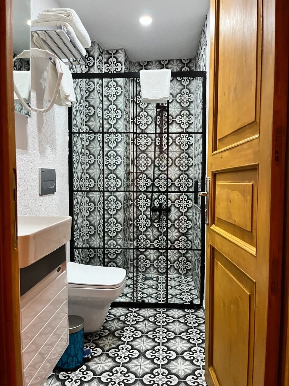 Deluxe Room | Bathroom | Shower, rainfall showerhead, hair dryer, slippers