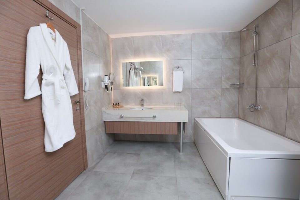 Classic Suite | Bathroom | Slippers, towels