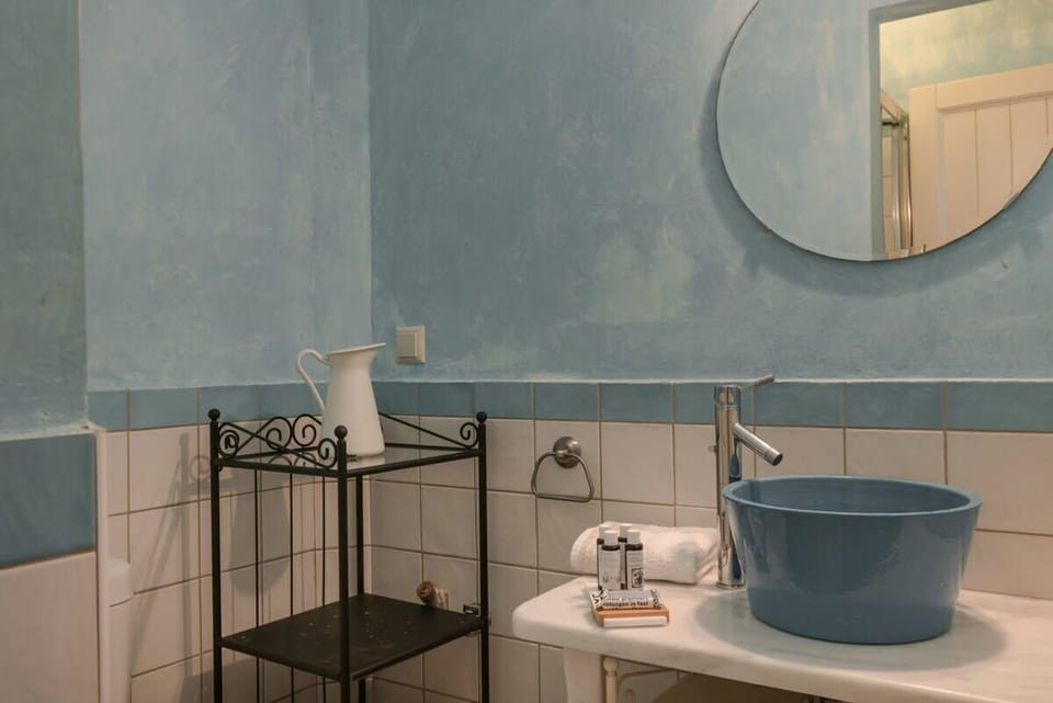En-Suite Bathroom – Interior Design – Refined finishes and soft lighting complementing the villa’s style.