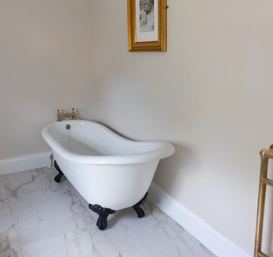Deluxe Suite | Bathroom | Rainfall showerhead, free toiletries, hair dryer, towels