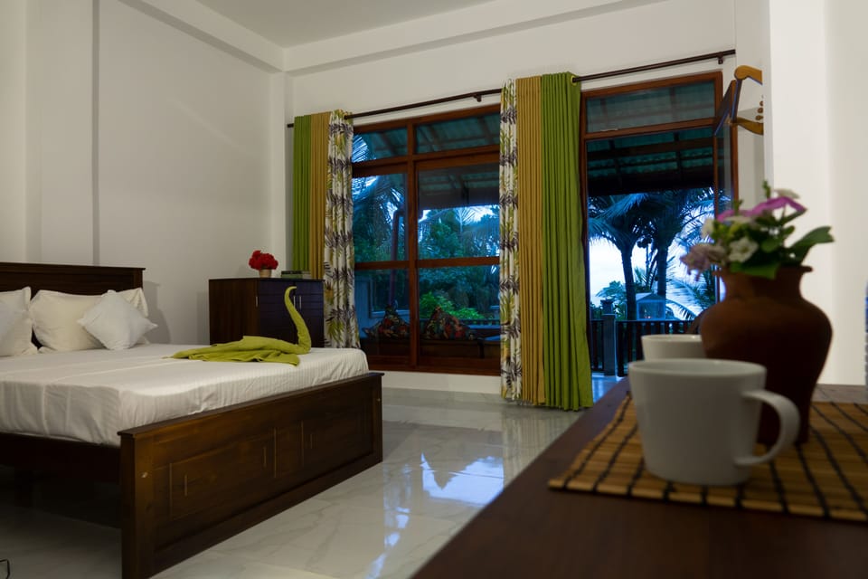 Family Room | Desk, laptop workspace, free WiFi, bed sheets