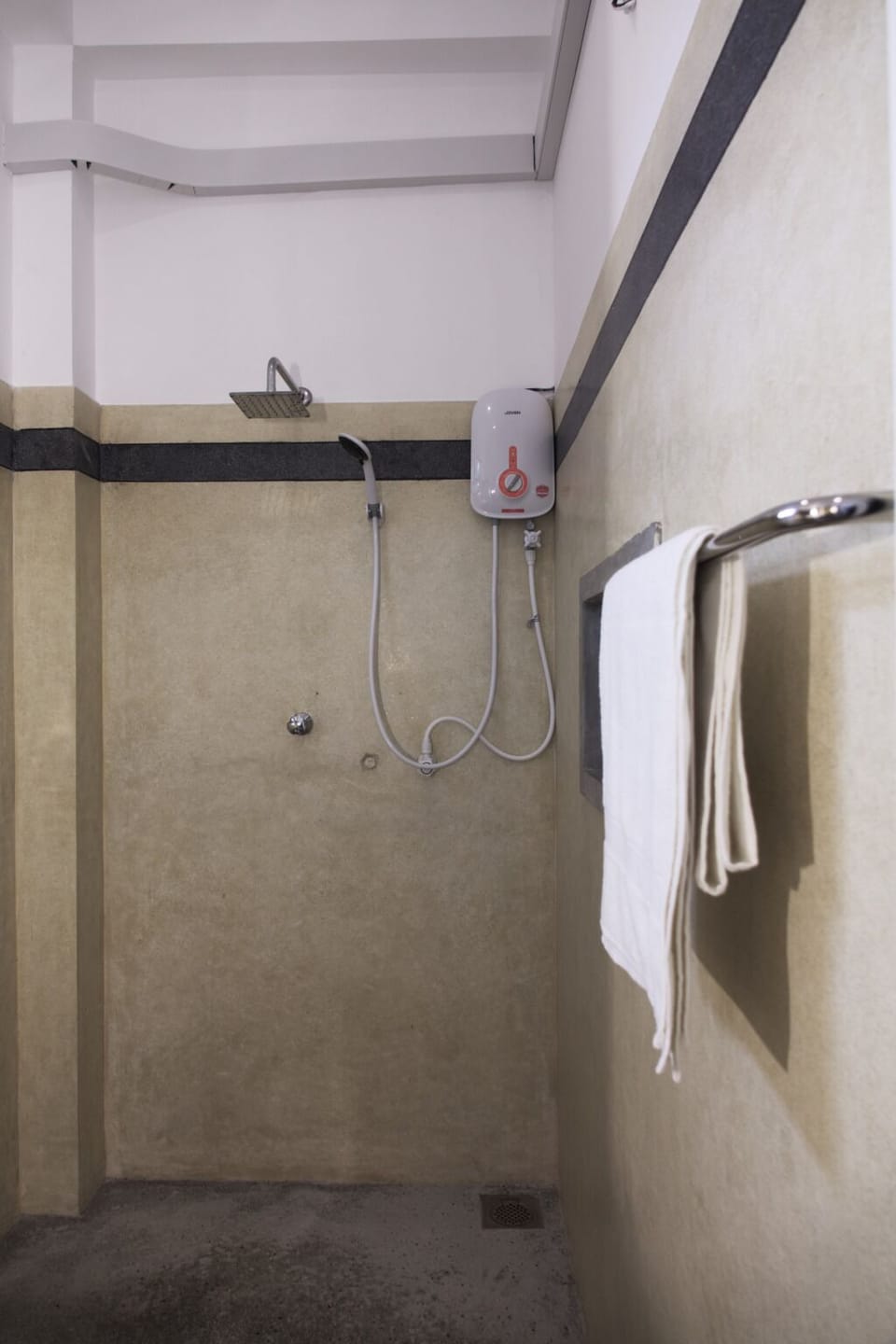 Standard Double Room | Bathroom | Shower, towels