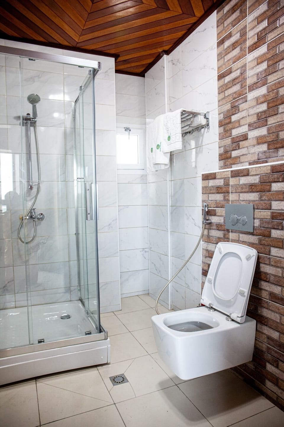 Bathtub, free toiletries, bidet, towels