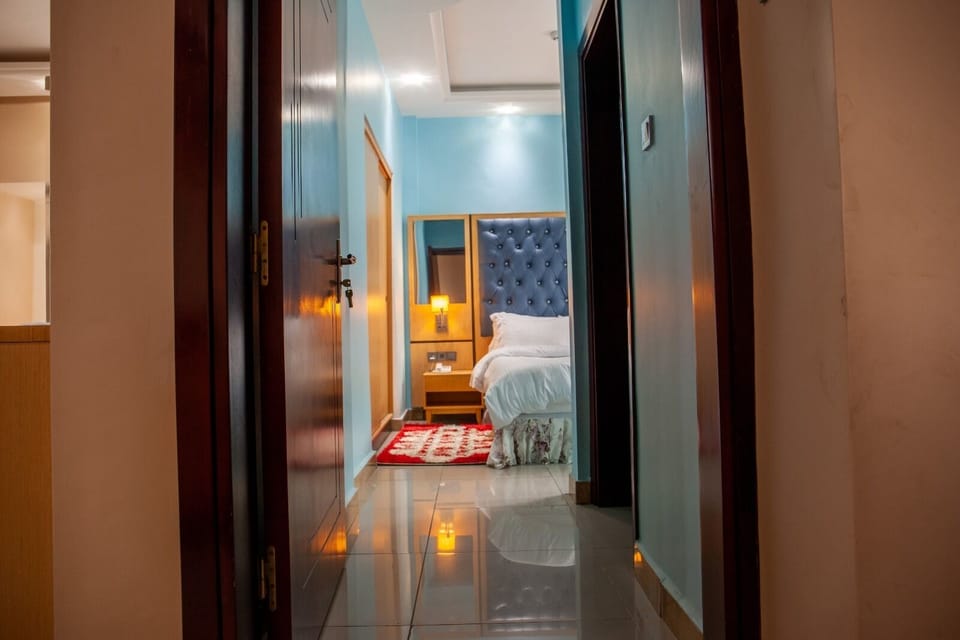 Senior Suite | Minibar, in-room safe, desk, blackout drapes