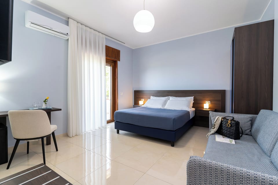 Camera Deluxe con terrazzo privato e vista mare Ajnella | Frette Italian sheets, premium bedding, down comforters, free minibar